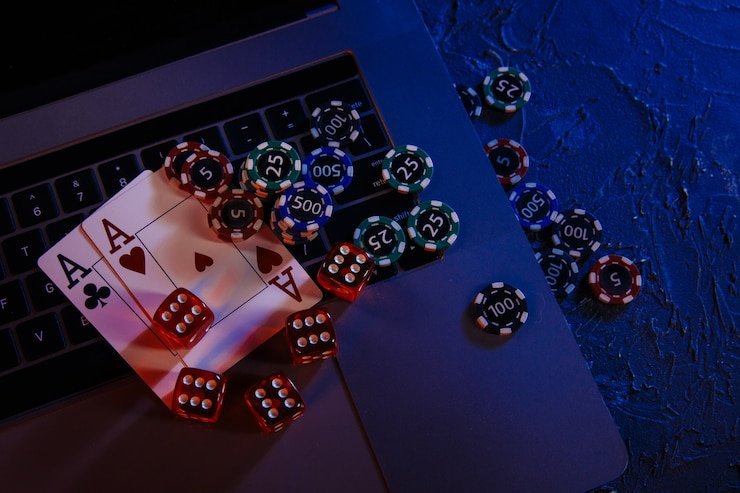 Permainan kartu poker dan domino online di platform wkwk777